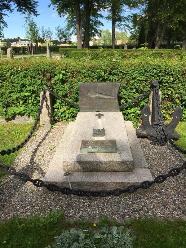 Pomnik ku czci zmarłych podwodniaków znajdujący się na cmentarzu w Mariefredzie