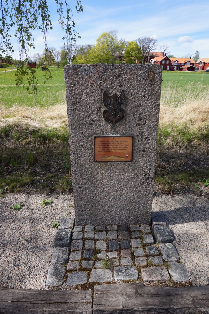 Pomnik ufundowany przez pana Słomę, pomiędzy łaźnią i stacyjką Marielund